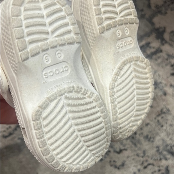 Toddler white crocs size 5 - Picture 7 of 9